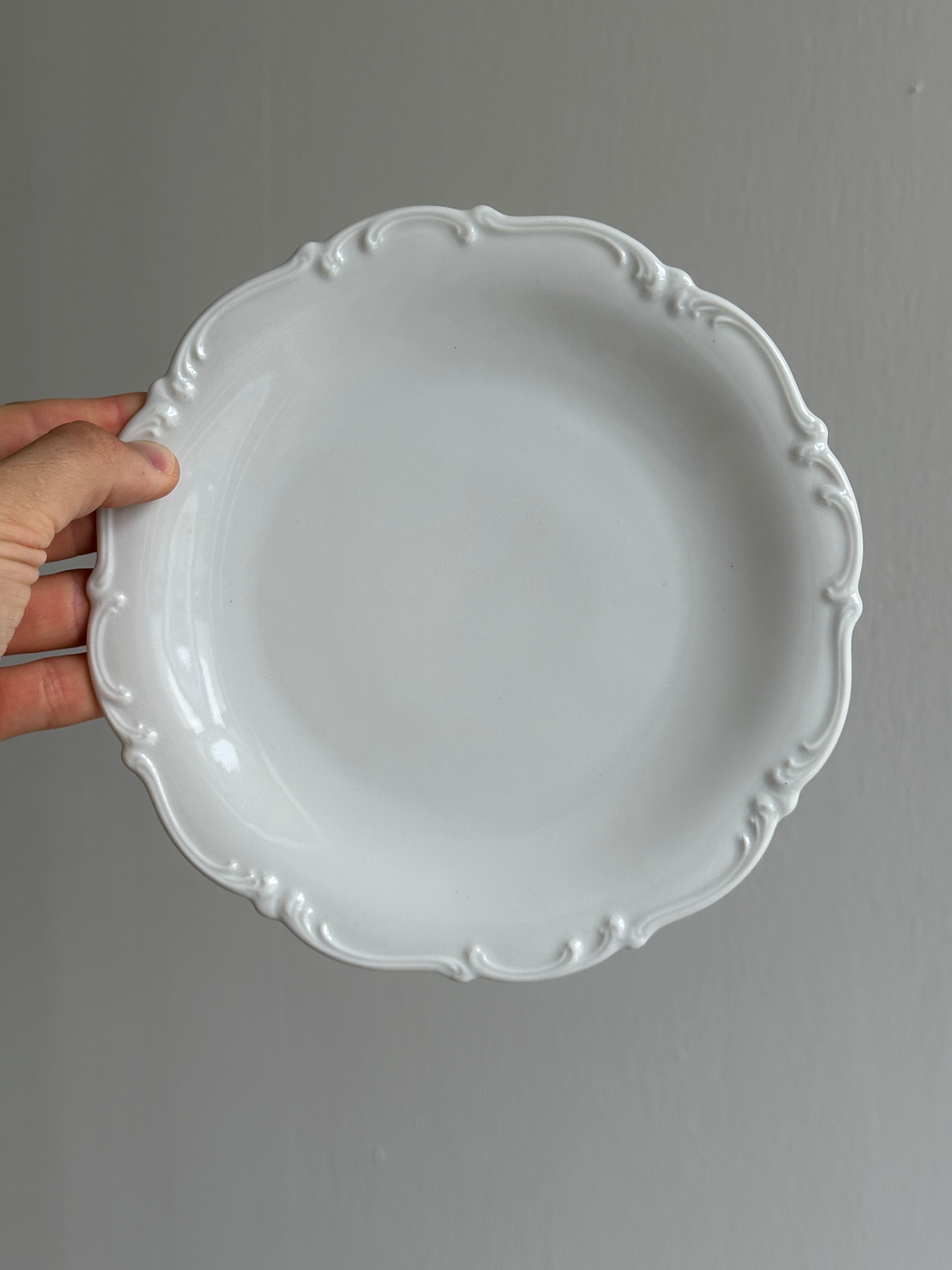 7 assiettes anciennes en porcelaine blanche
