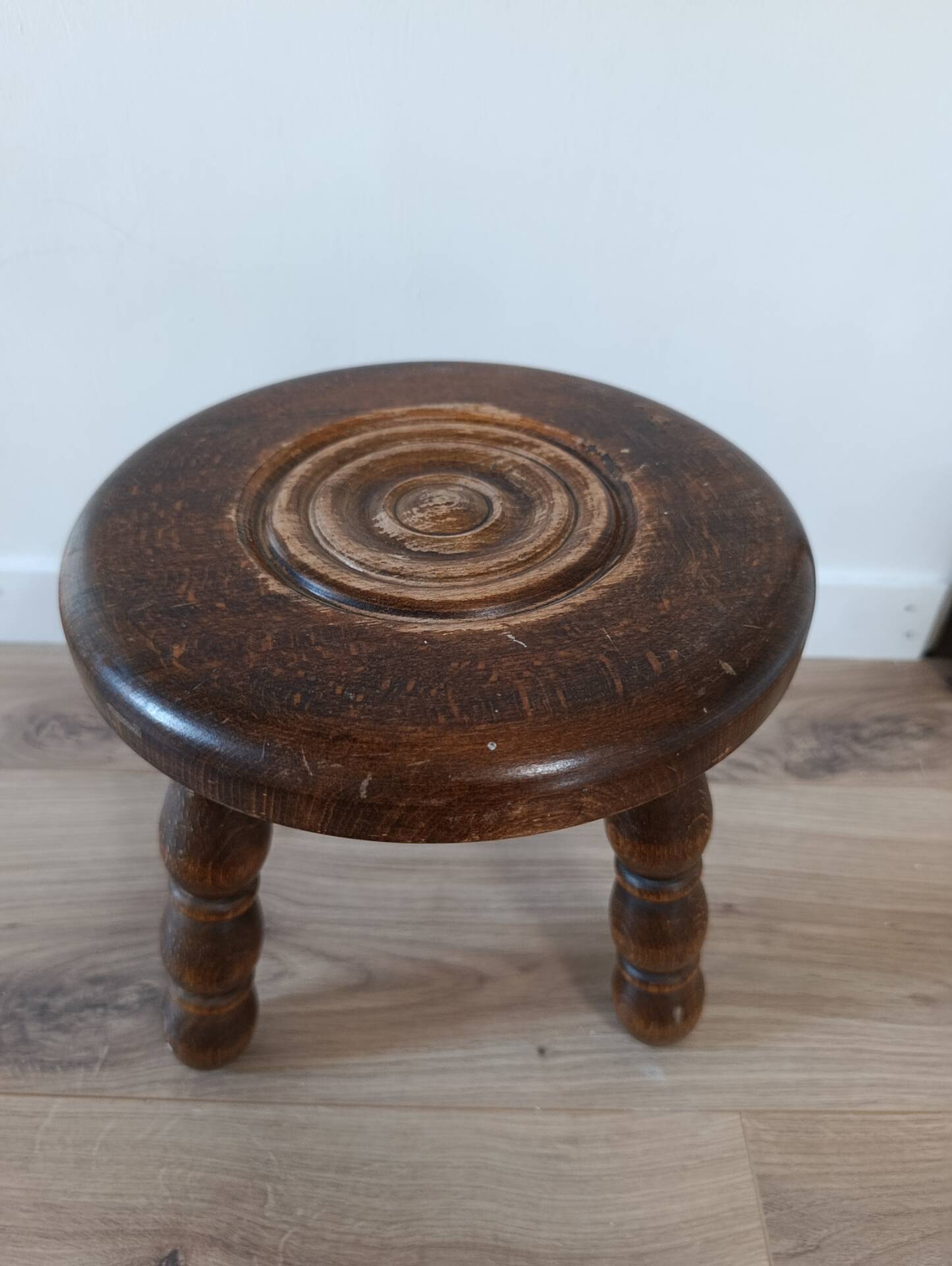low tripod stool wood, bobbin leg, vintage