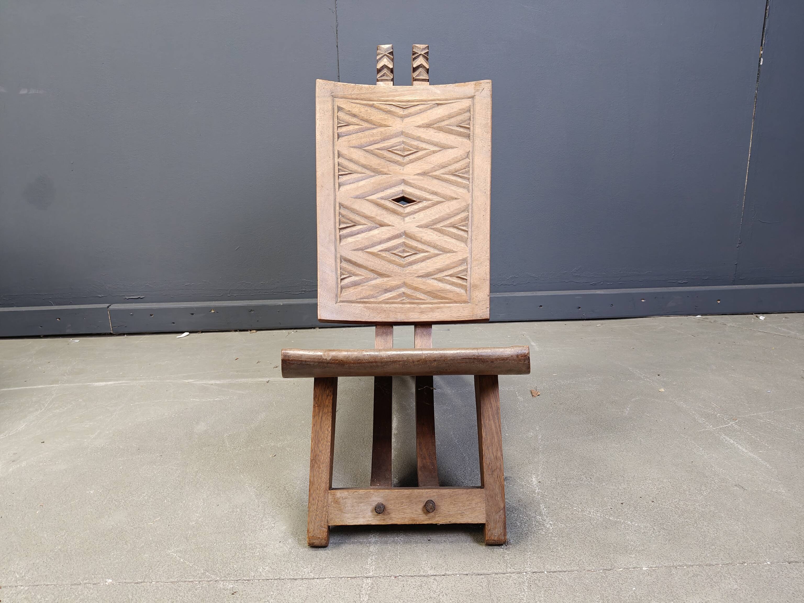 Fauteuil de chef cérémoniel africain avec table, en bois sculpté à la main, années 1960