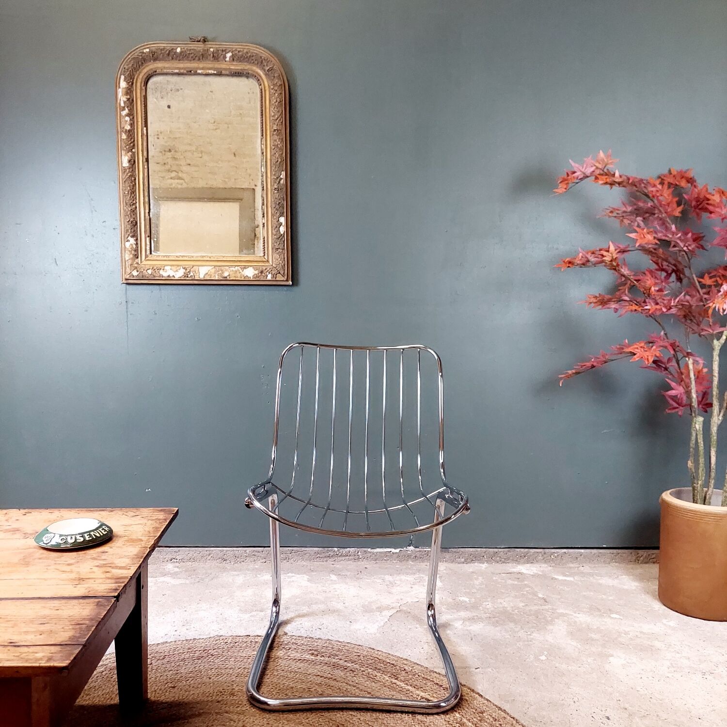 Metal wired chair