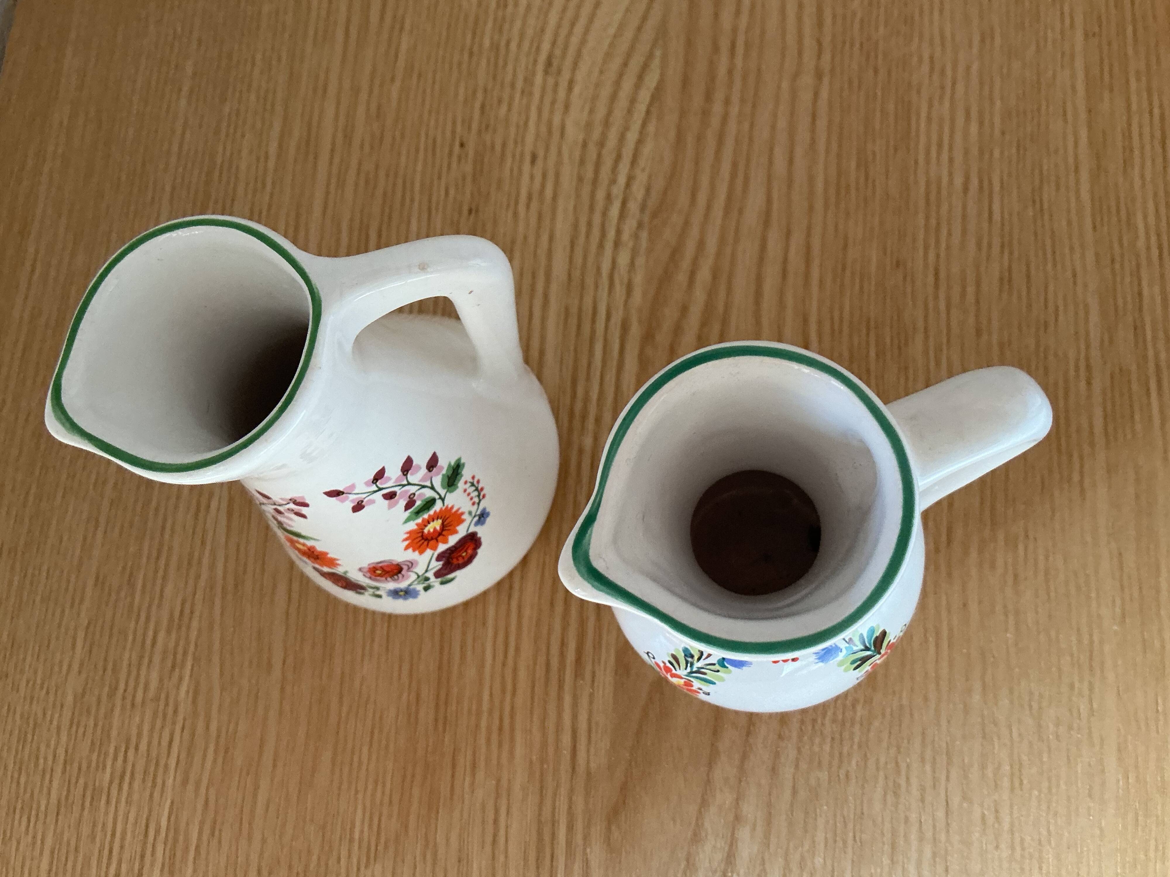 2 pots à lait décor floral (hauteur 9,5 cm )
