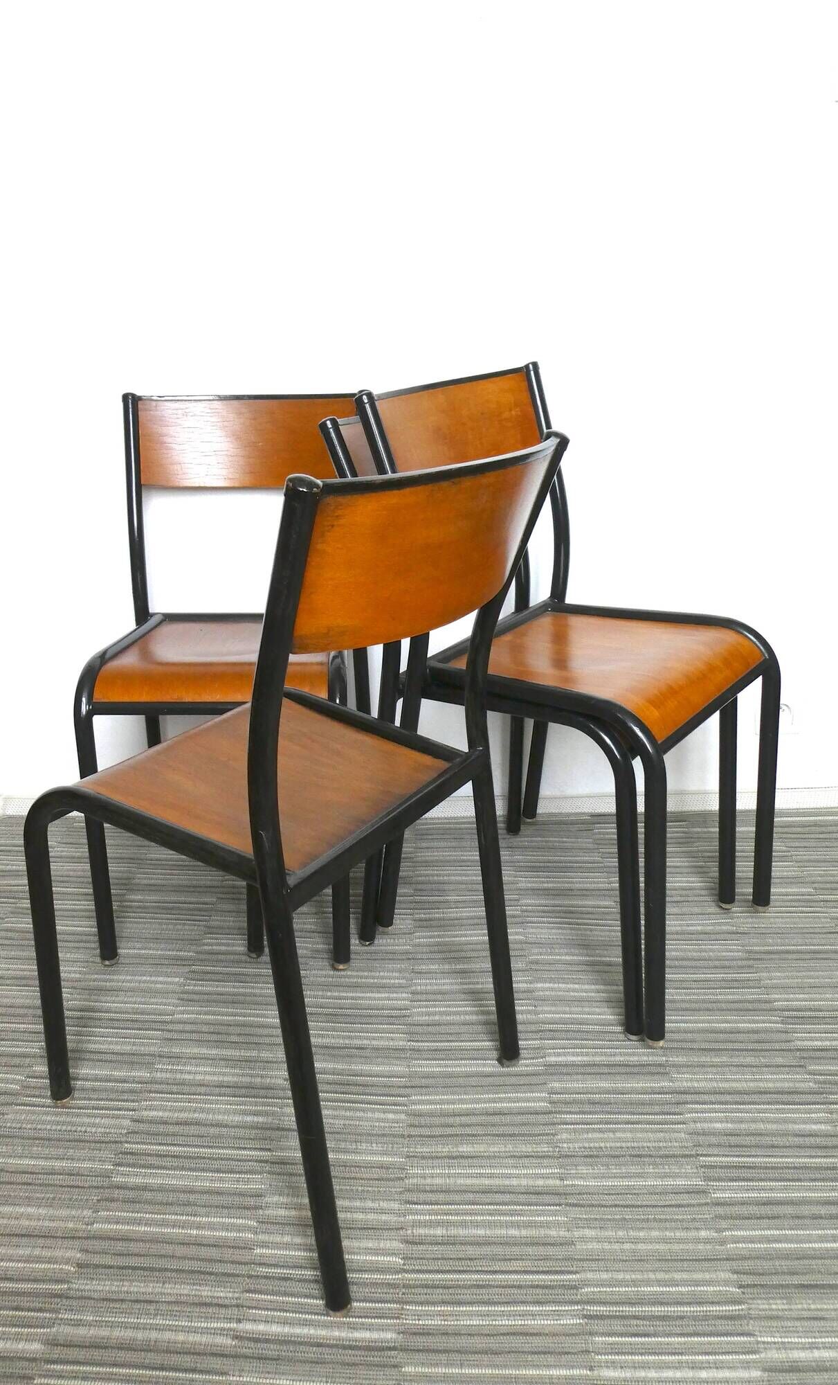 Lot of 4 adult school chairs, wood and black metal