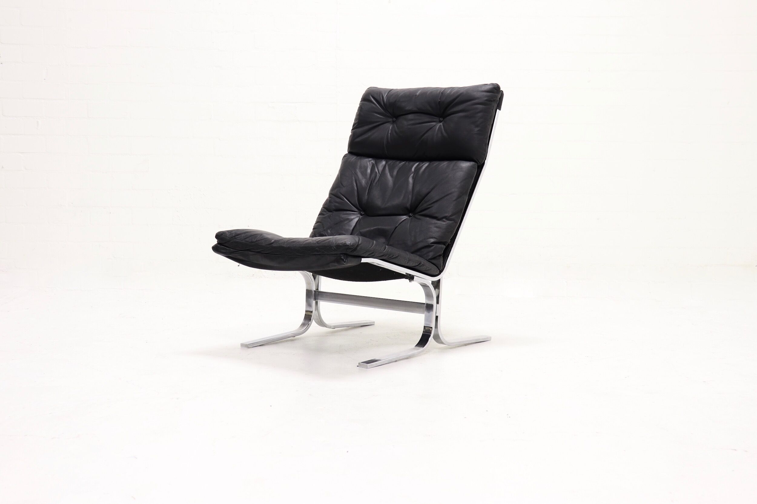 Fauteuil en cuir noir et chrome 1970