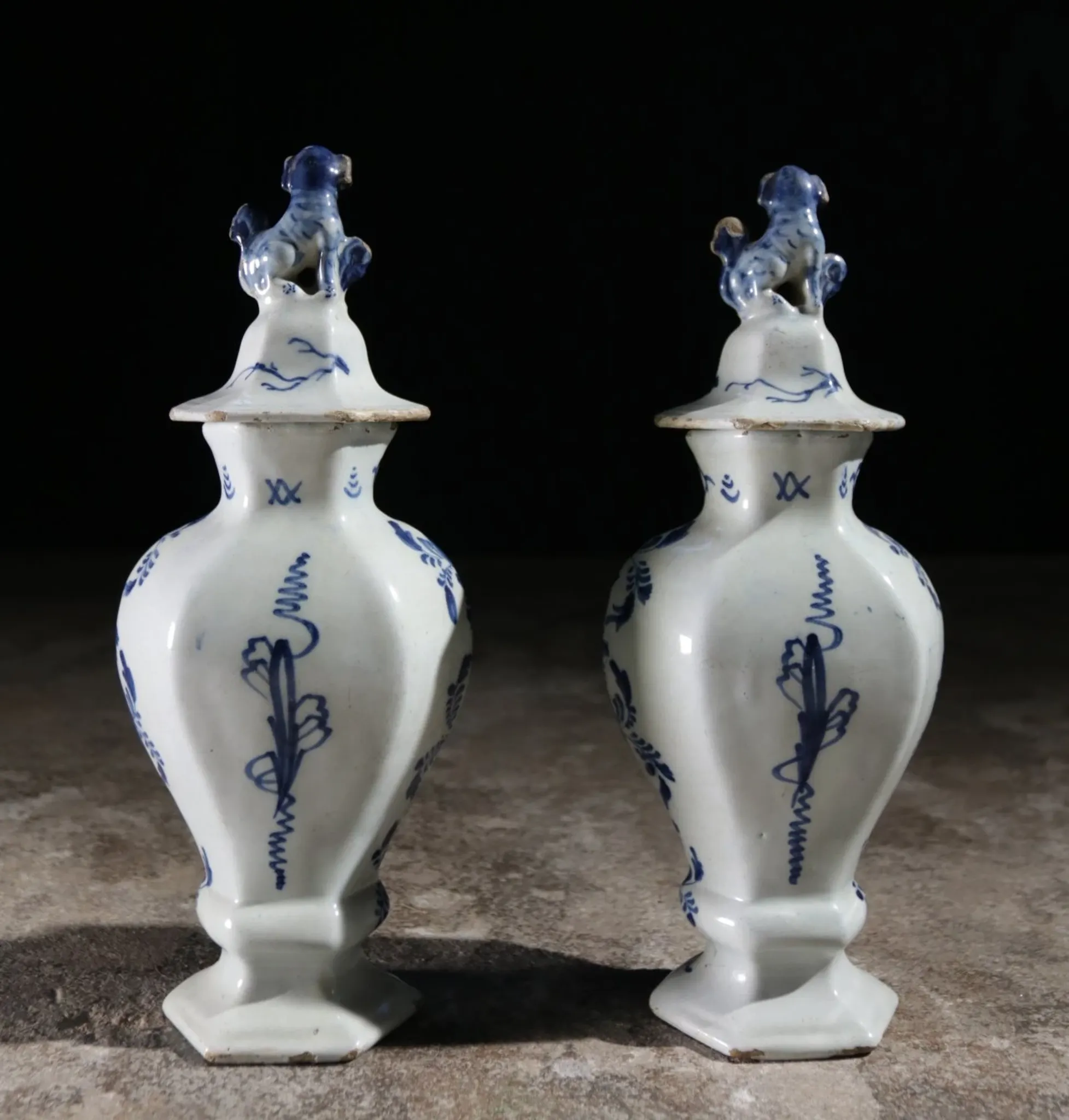 Pair of 18th-century Delft lidded vases – Pieter van den Briel, 't Fortuyn