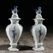 Pair of 18th-century Delft lidded vases – Pieter van den Briel, 't Fortuyn