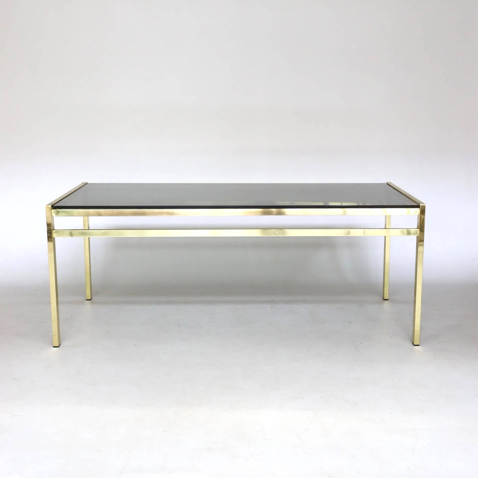 Table basse en verre et métal doré
