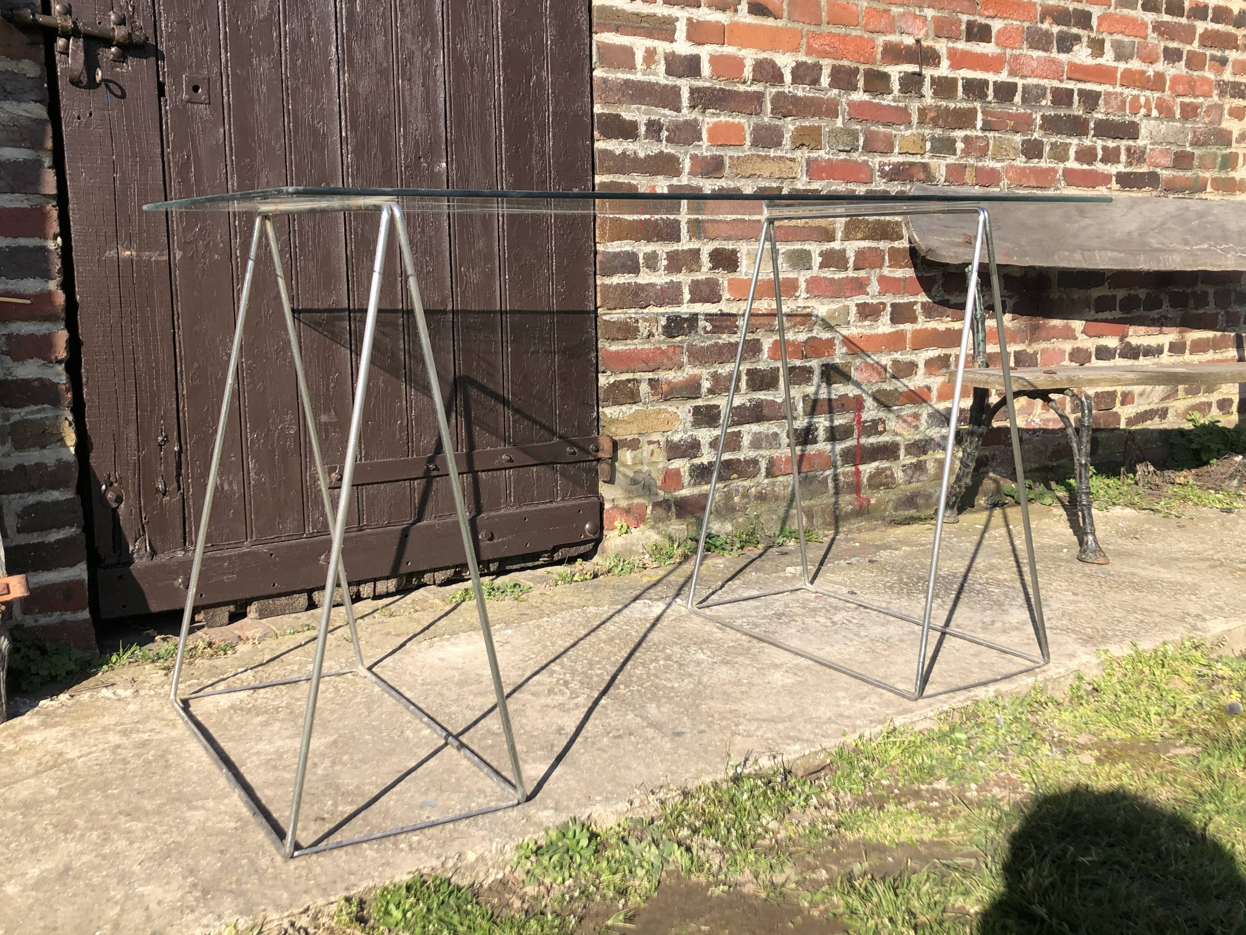 Bureau en fil d’acier et plateau en verre