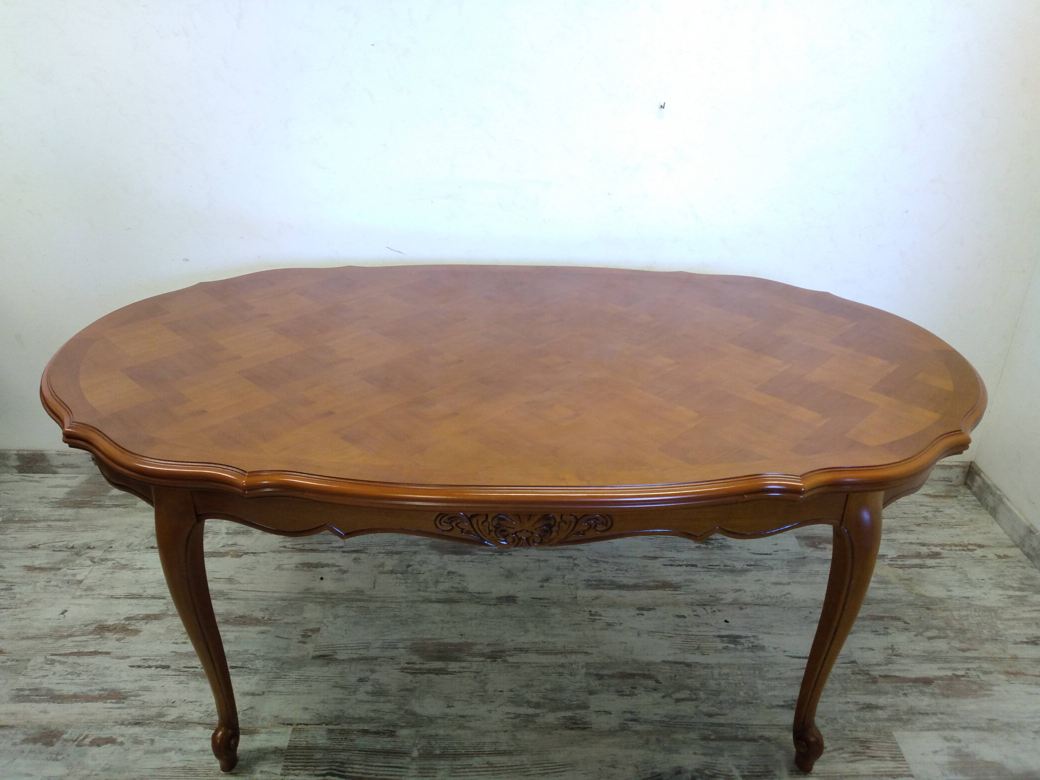 Regency style table with integrated extensions