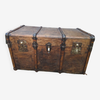 Splendid trunk late 19th century completely renovated