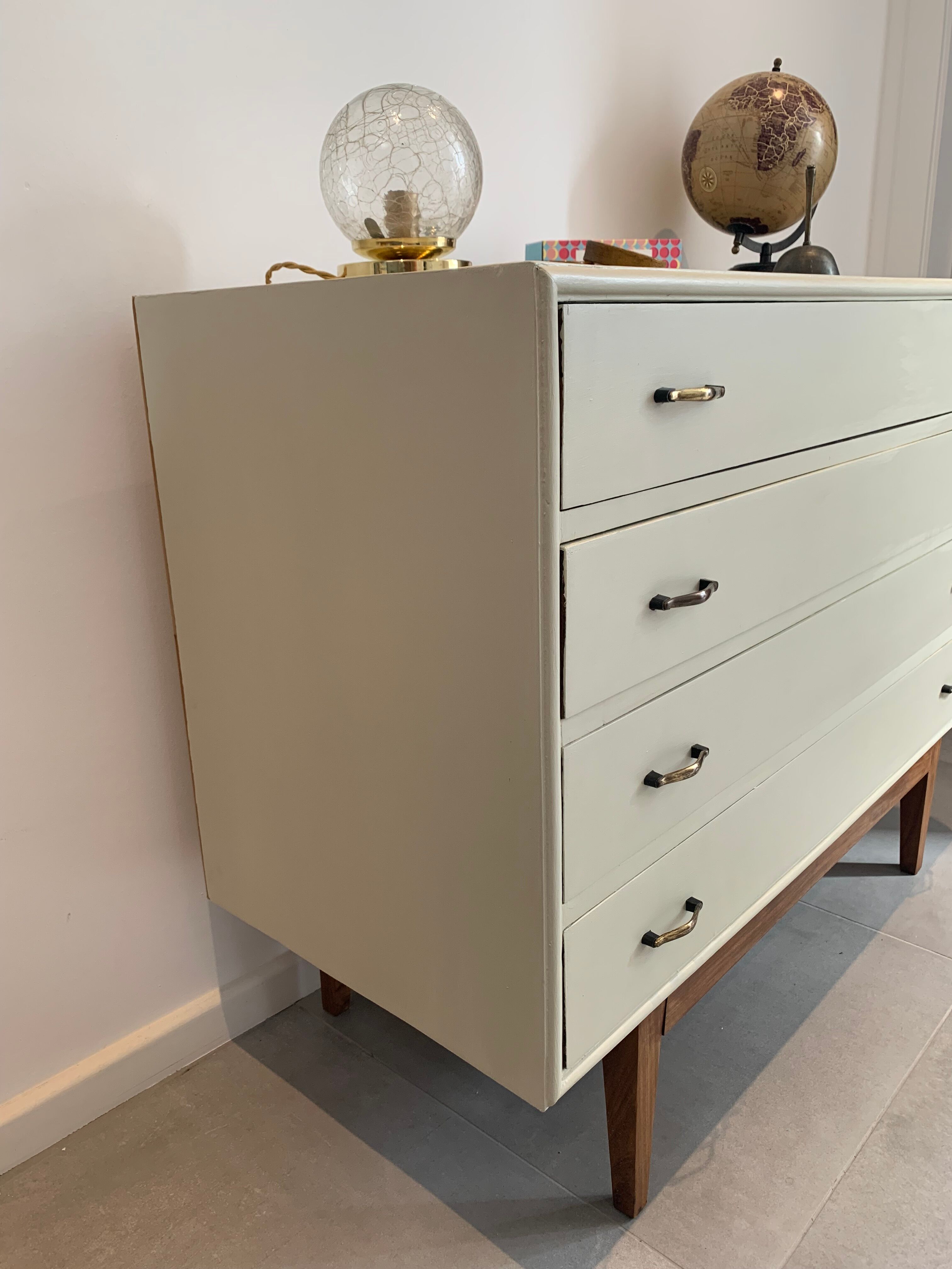 Chest of drawers of the 50s