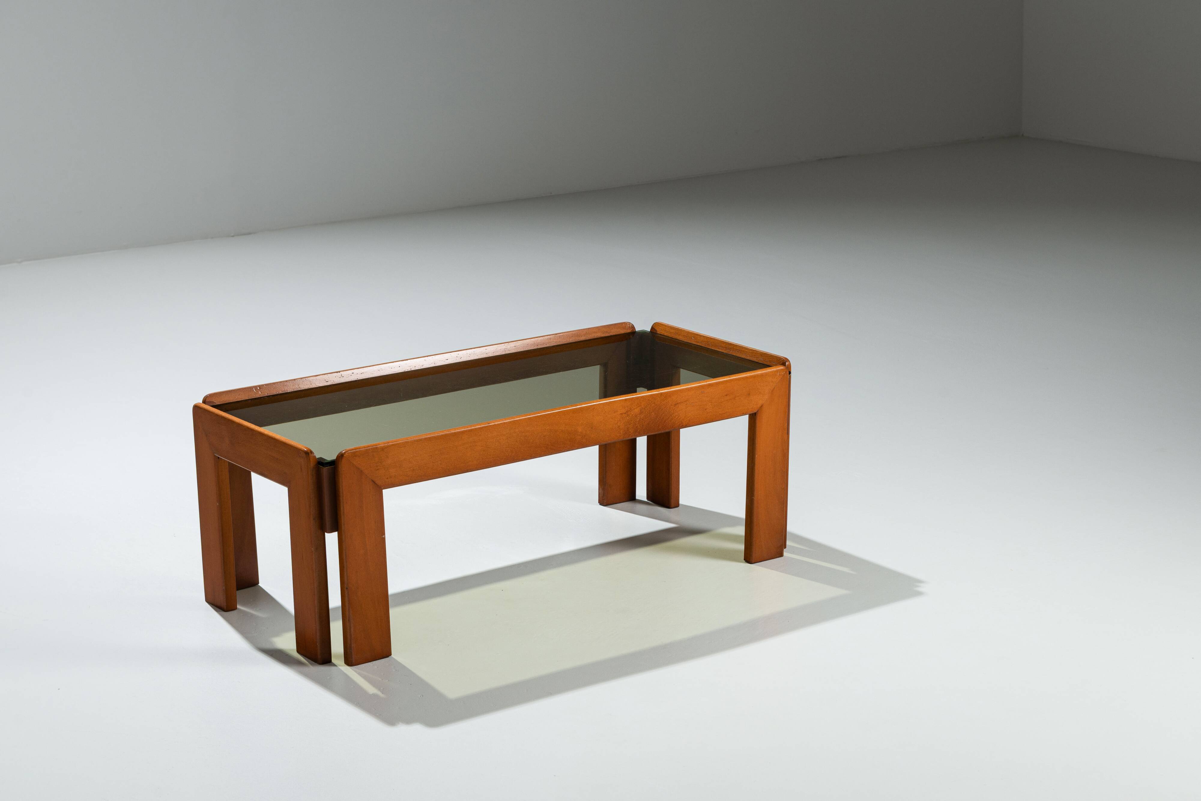 Table basse avec plateau en verre fumé attribuée à Scarpa