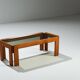 Table basse avec plateau en verre fumé attribuée à Scarpa