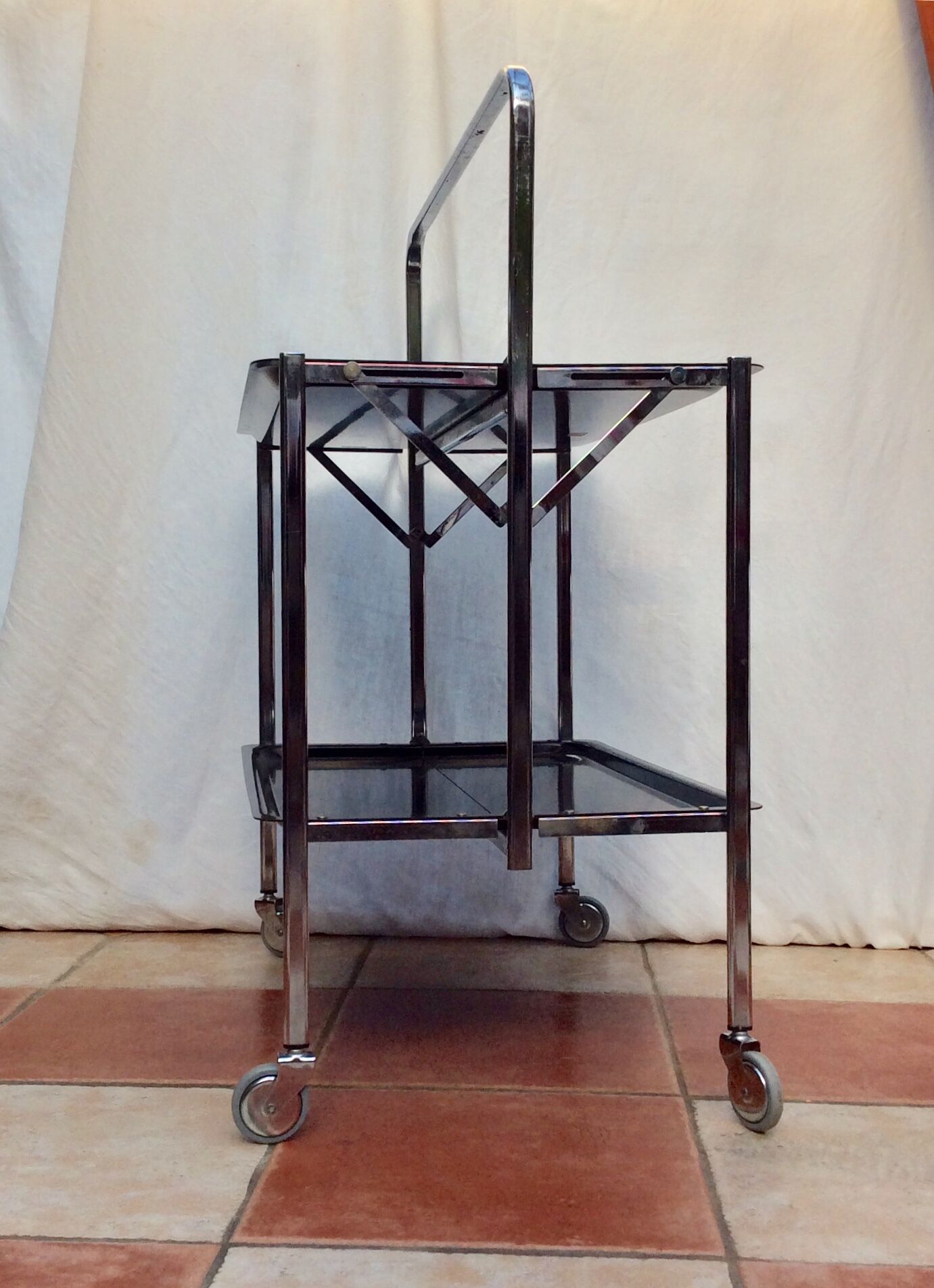 Folding dessert table rolling towards the 1970s numbered dimension: H -82cm- L-41cm- Pr-41cm-