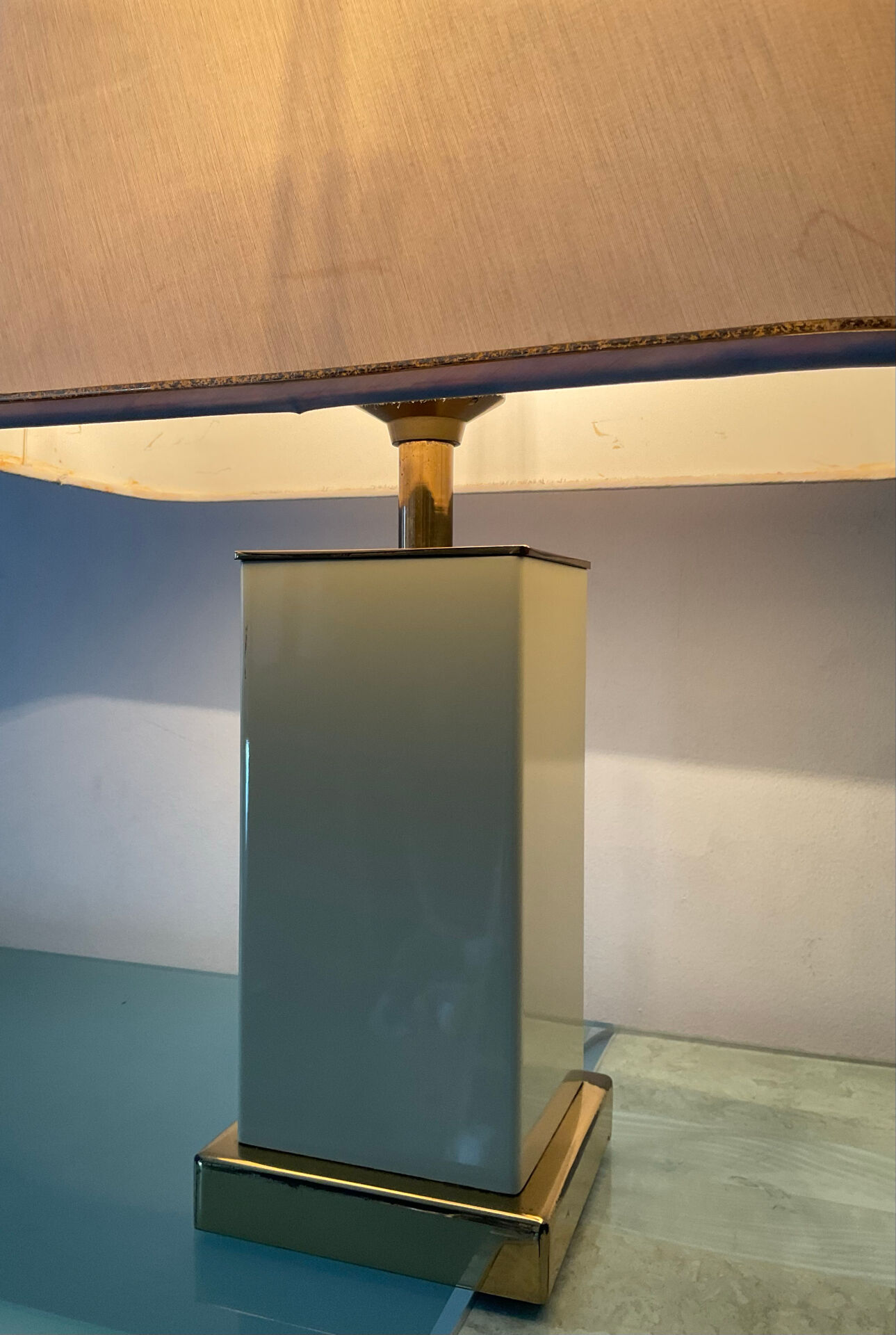 Hollywood Regency lamp in metal and brass from the 70s.