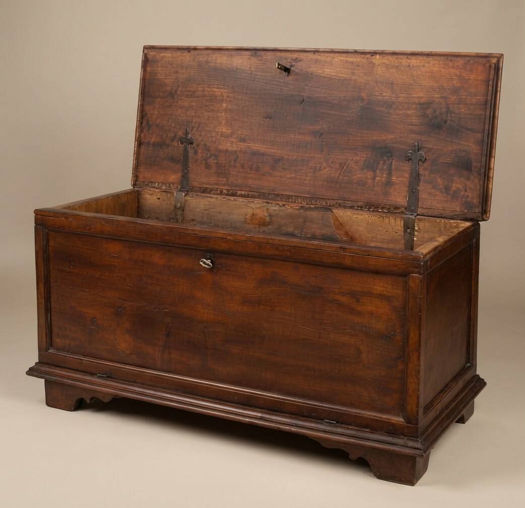 Antique chest/cassapanca restored from the late 18th - early 19th century.