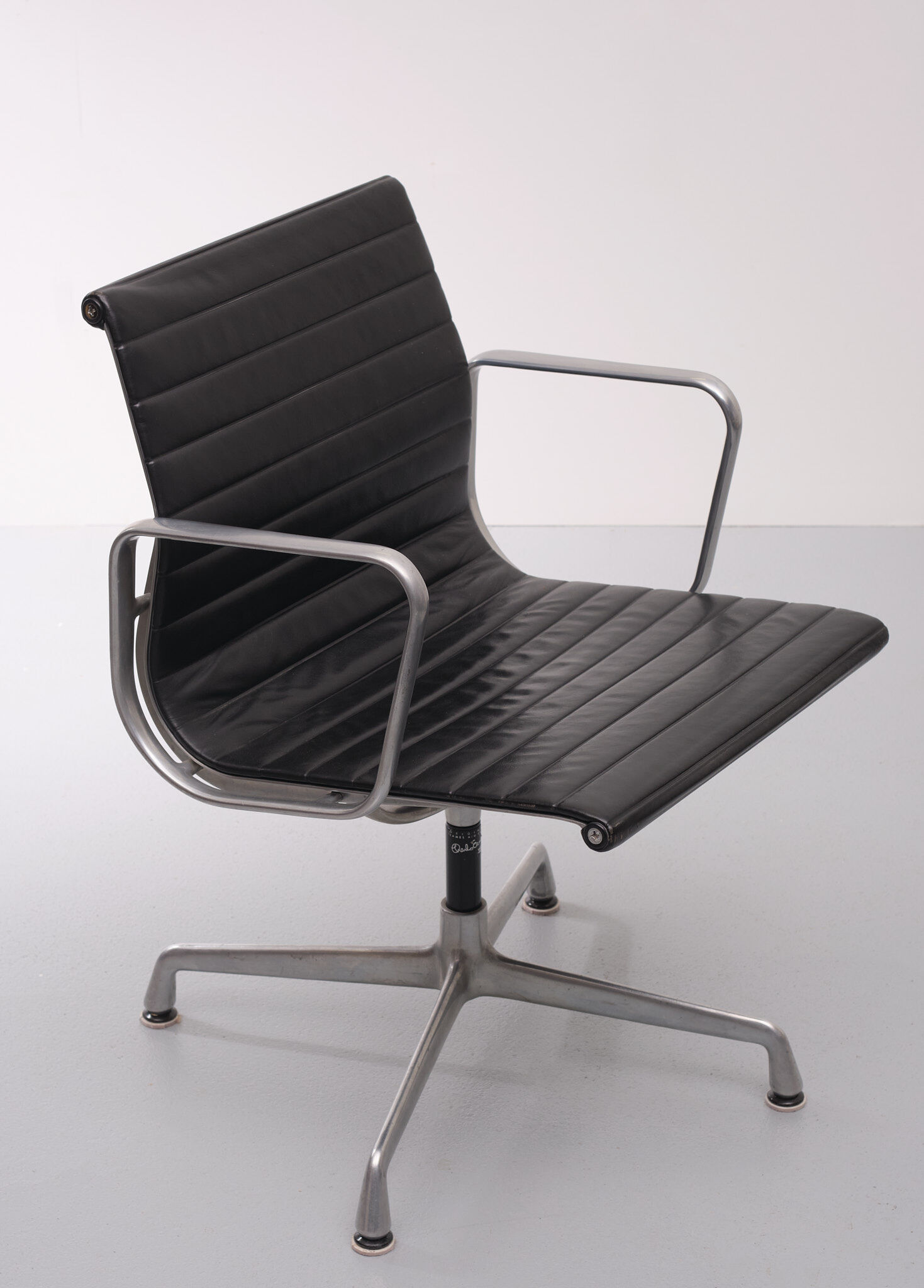 Leather Arm Chair Charles and Ray Eames Model EA108