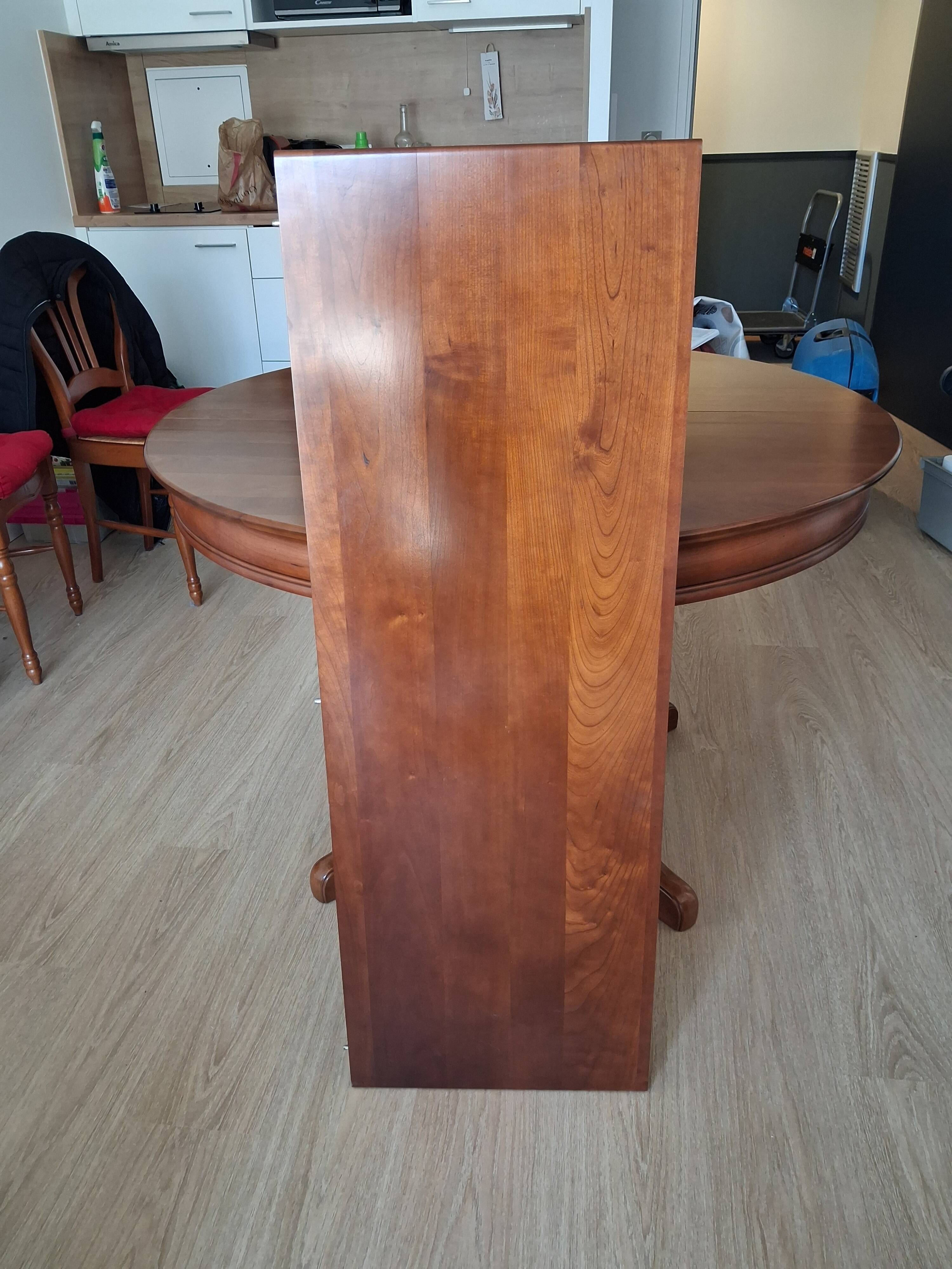 Round table in cherry wood