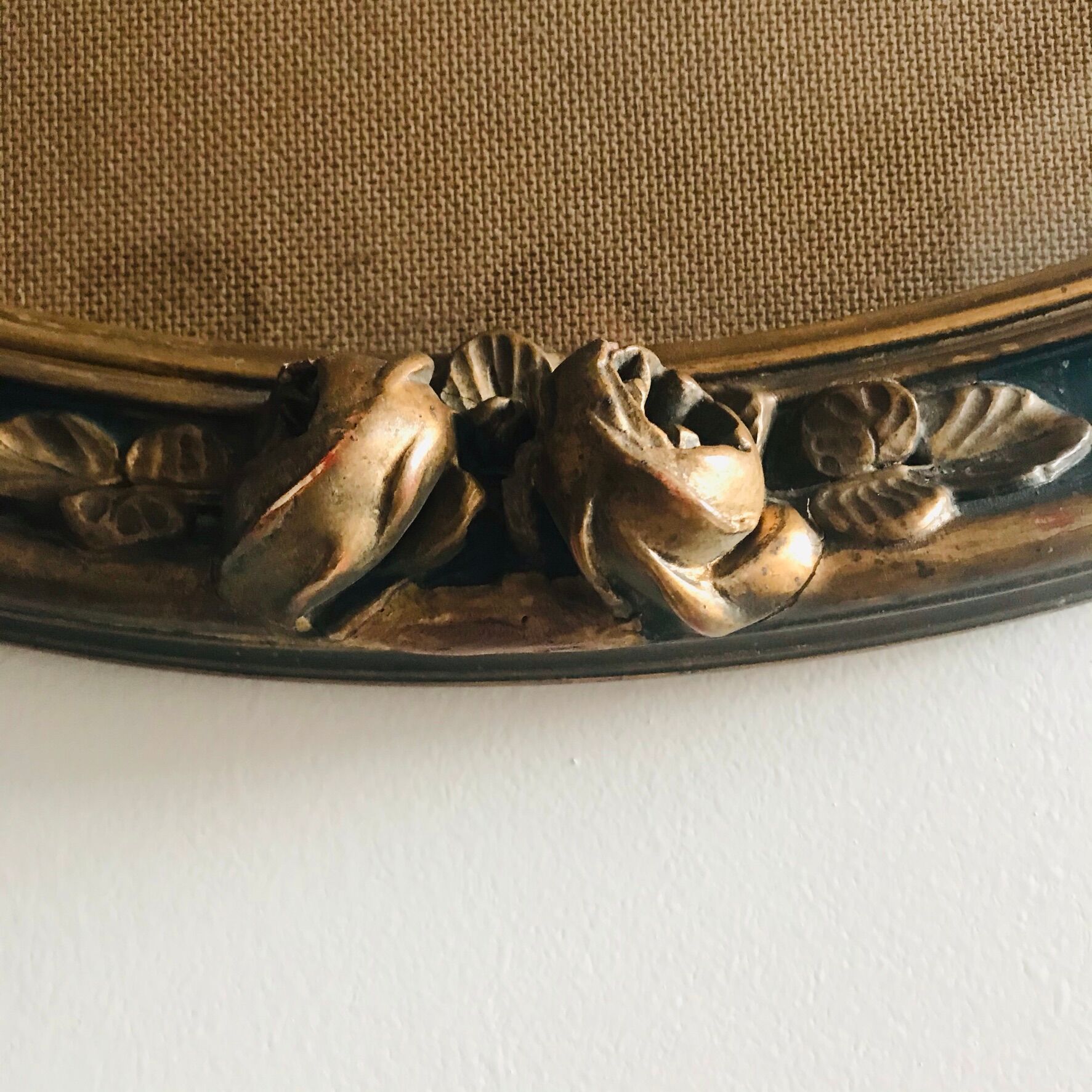 Oval frame decorated with 19th century flowers