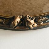 Oval frame decorated with 19th century flowers
