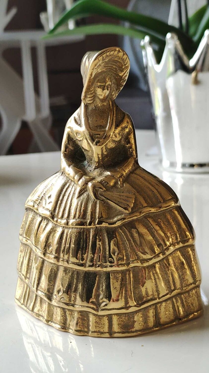 Ancienne cloche de table/ou Décoration en bronze à patine Dorée. Femme victorienne en robe crinoline
