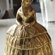 Ancienne cloche de table/ou Décoration en bronze à patine Dorée. Femme victorienne en robe crinoline