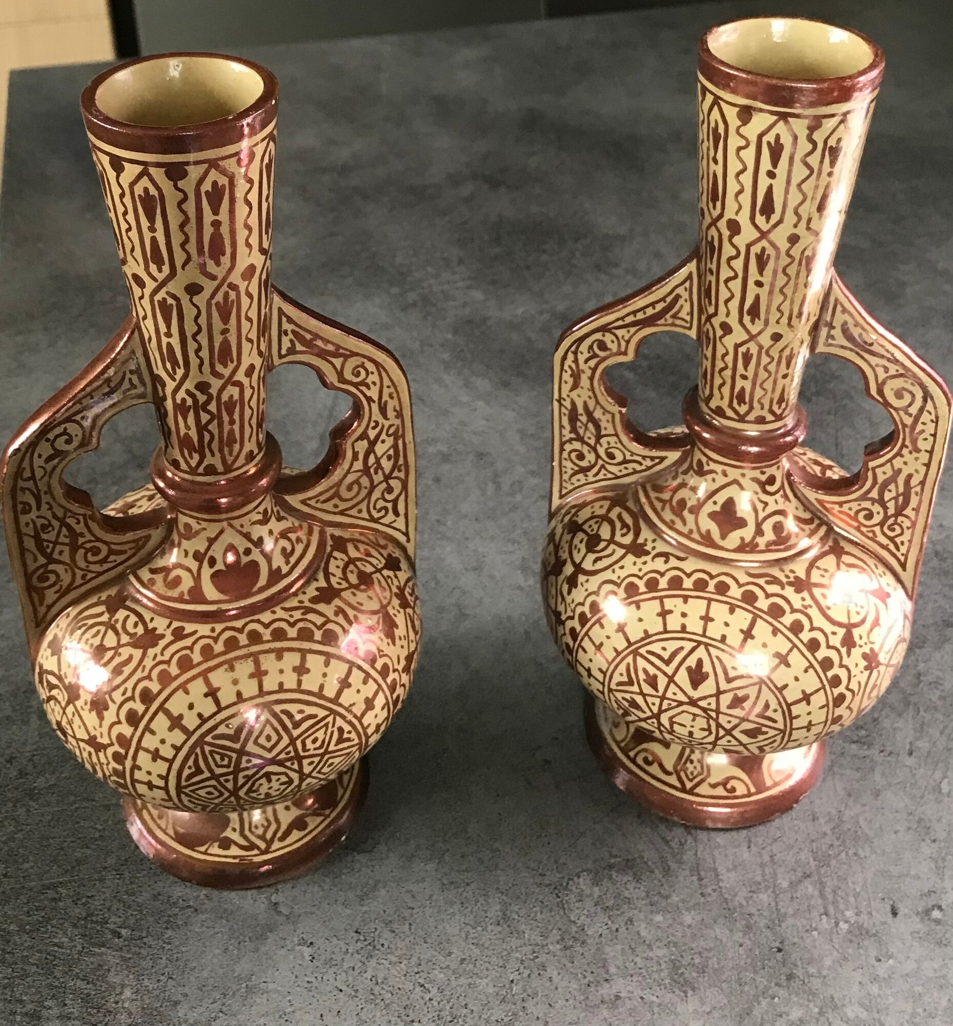 Pair of vases in faïence hispano mauresque decoration arabasques irise reflections metal