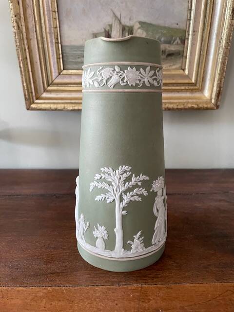 pichet  en jaspe vert Wedgwood 1878 décor Antiquité