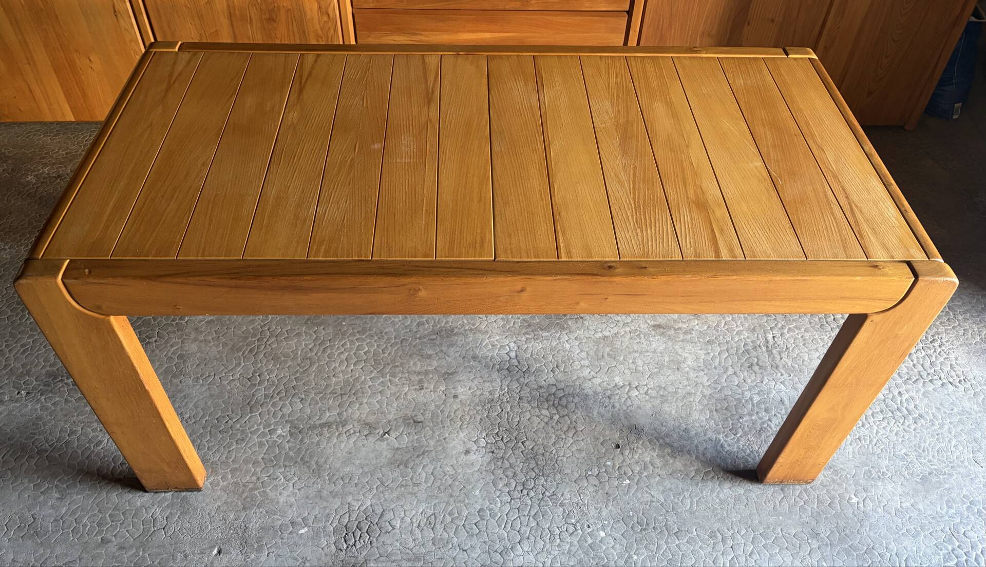 Table à manger extensible Maison Regain en bois d'orme massif