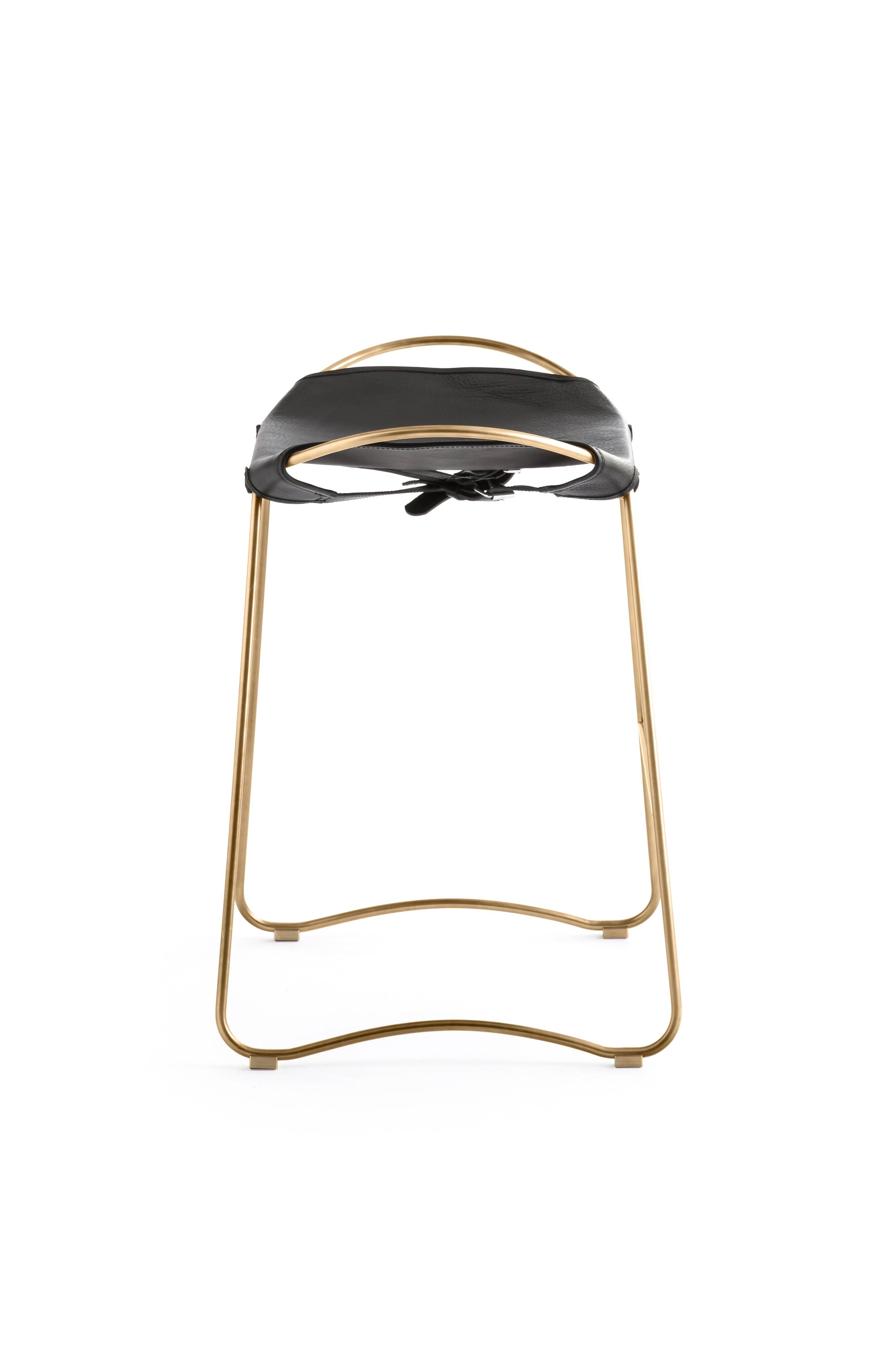 4 contemporary kitchen bar stools, in brass-plated metal and leather.