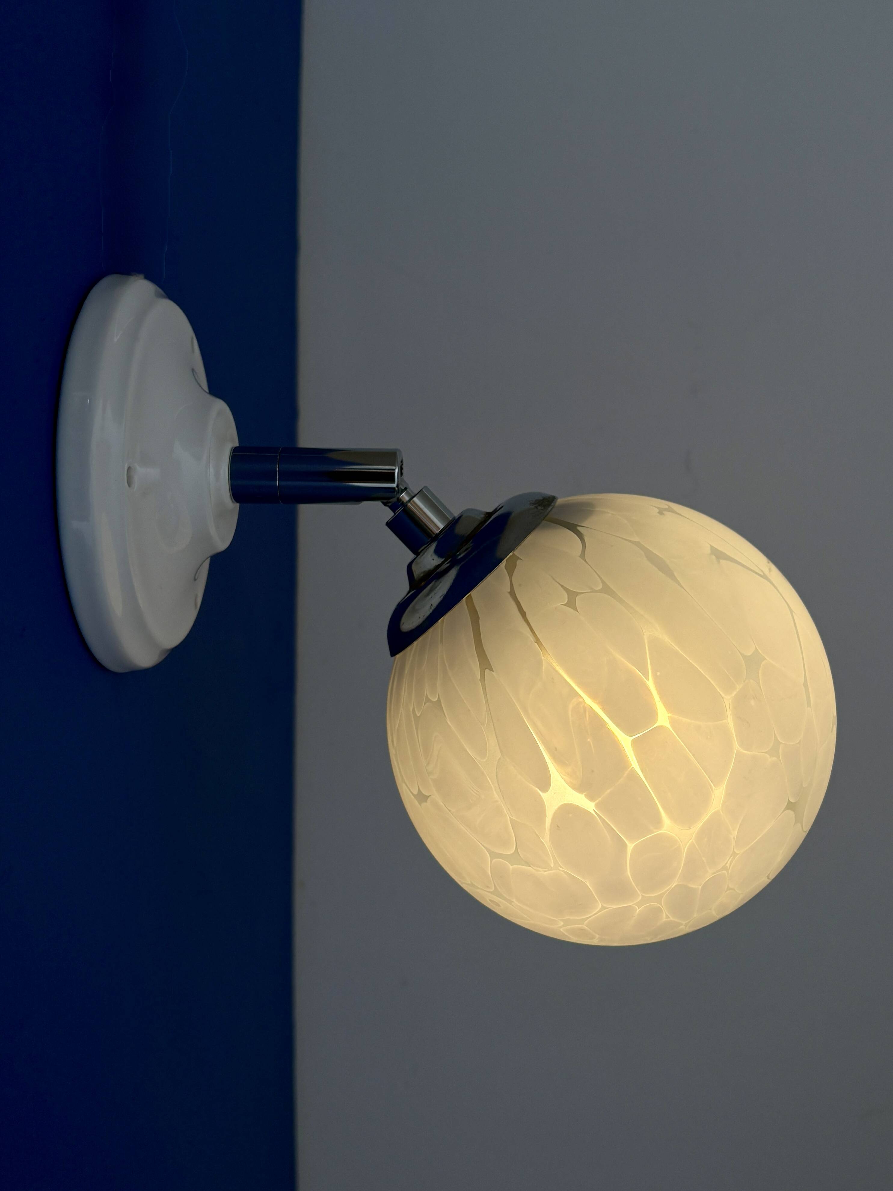Applique globe vintage en verre de Clichy blanc