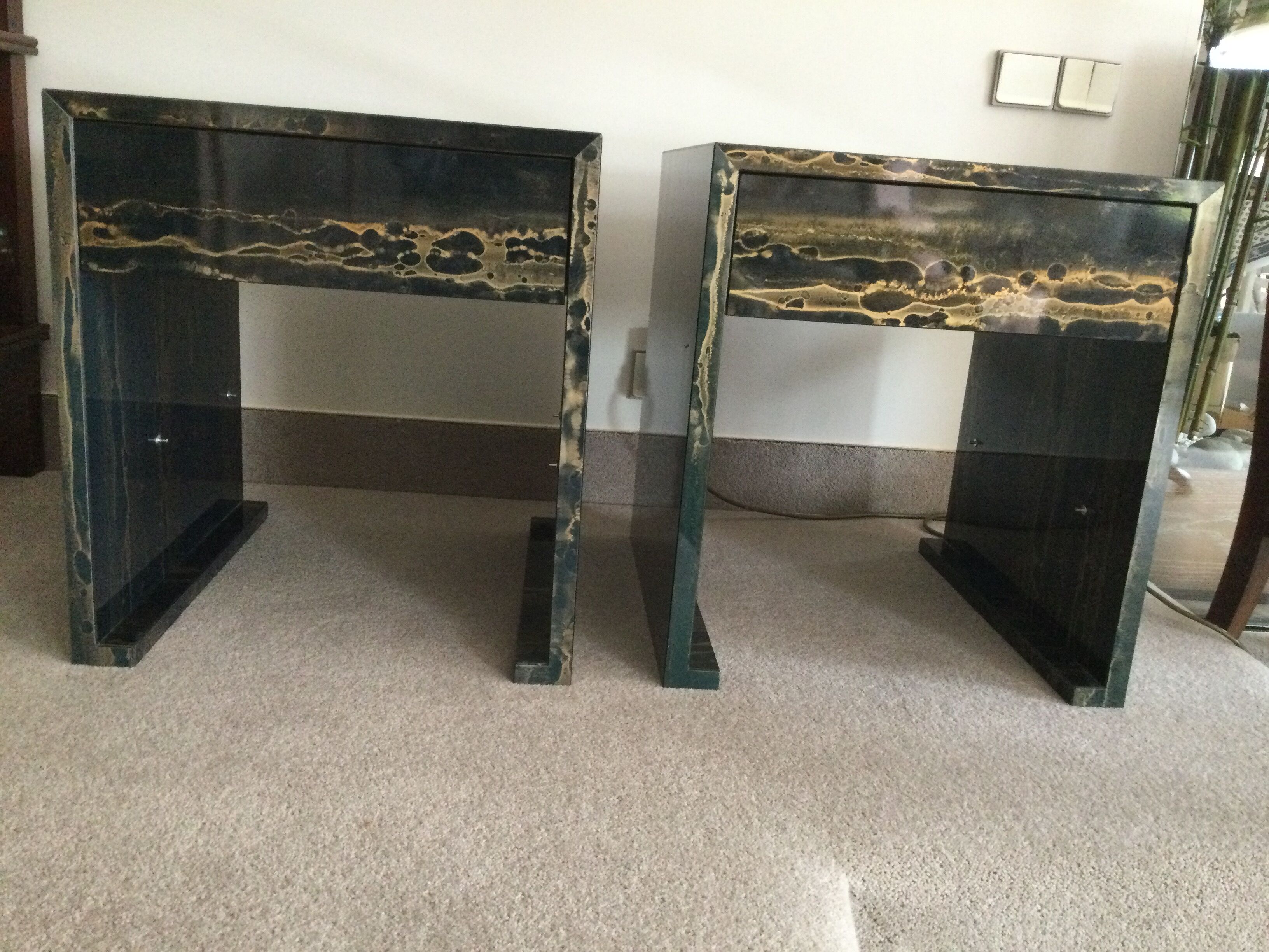 2 bedsides in blue amber hairs are