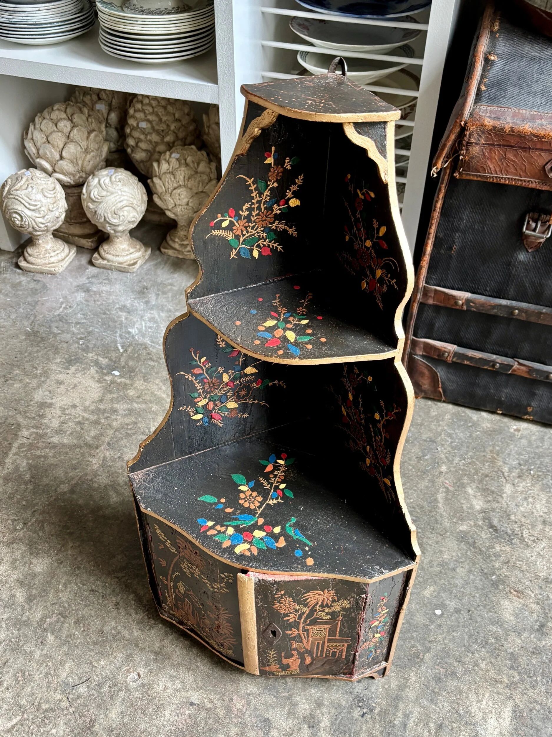 Encoignure en bois laqué noir et décor polychrome, XVIIIème s.