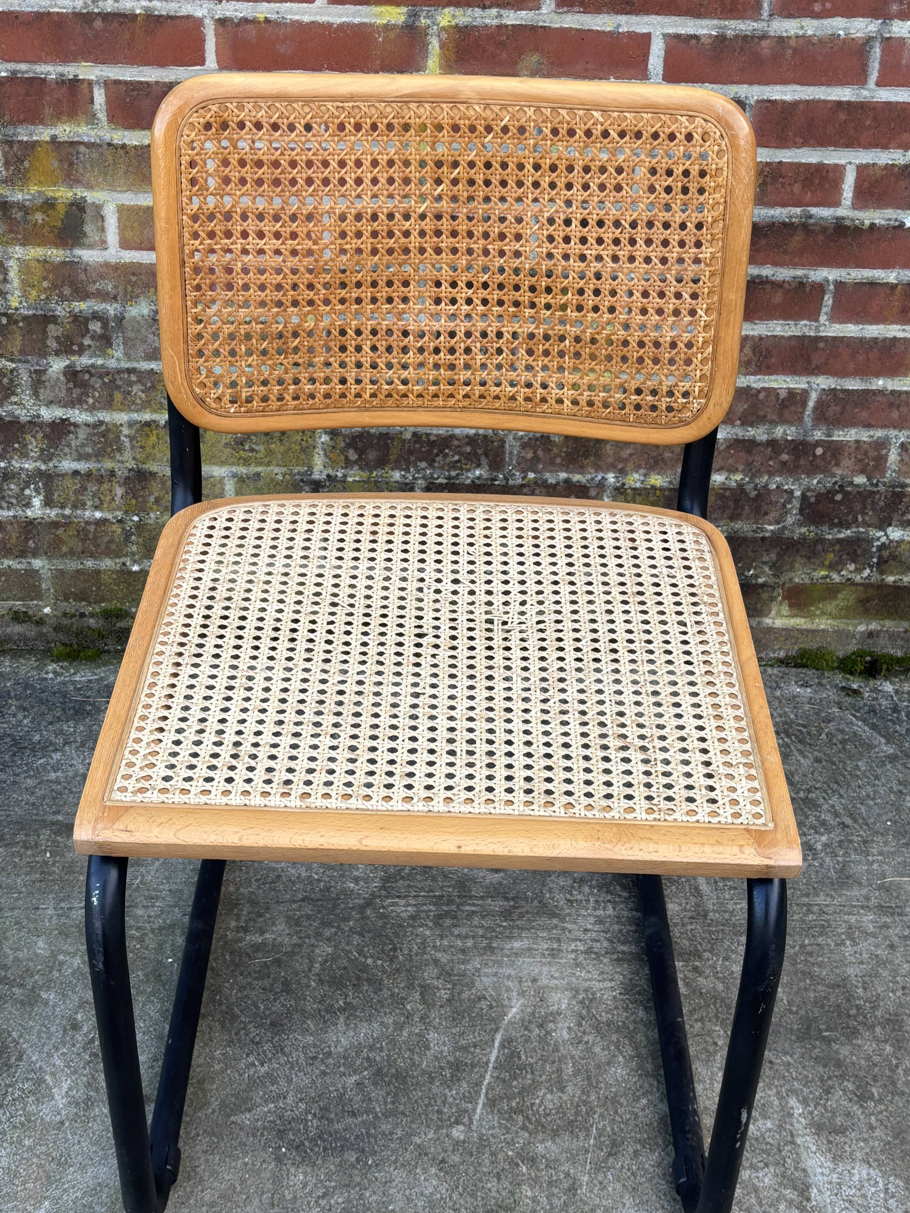 Ensemble de 4 chaises Cesca B32 conçues par Marcel Breuer, cadre noir.