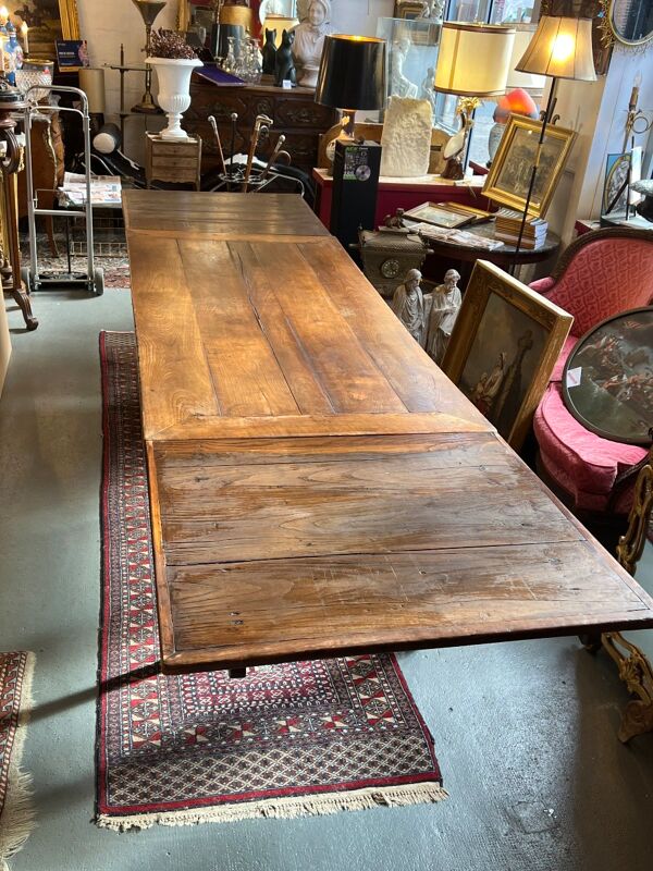 Table campagnarde en bois massif : Élégance et fonctionnalité pour vos repas en famille, XIXe