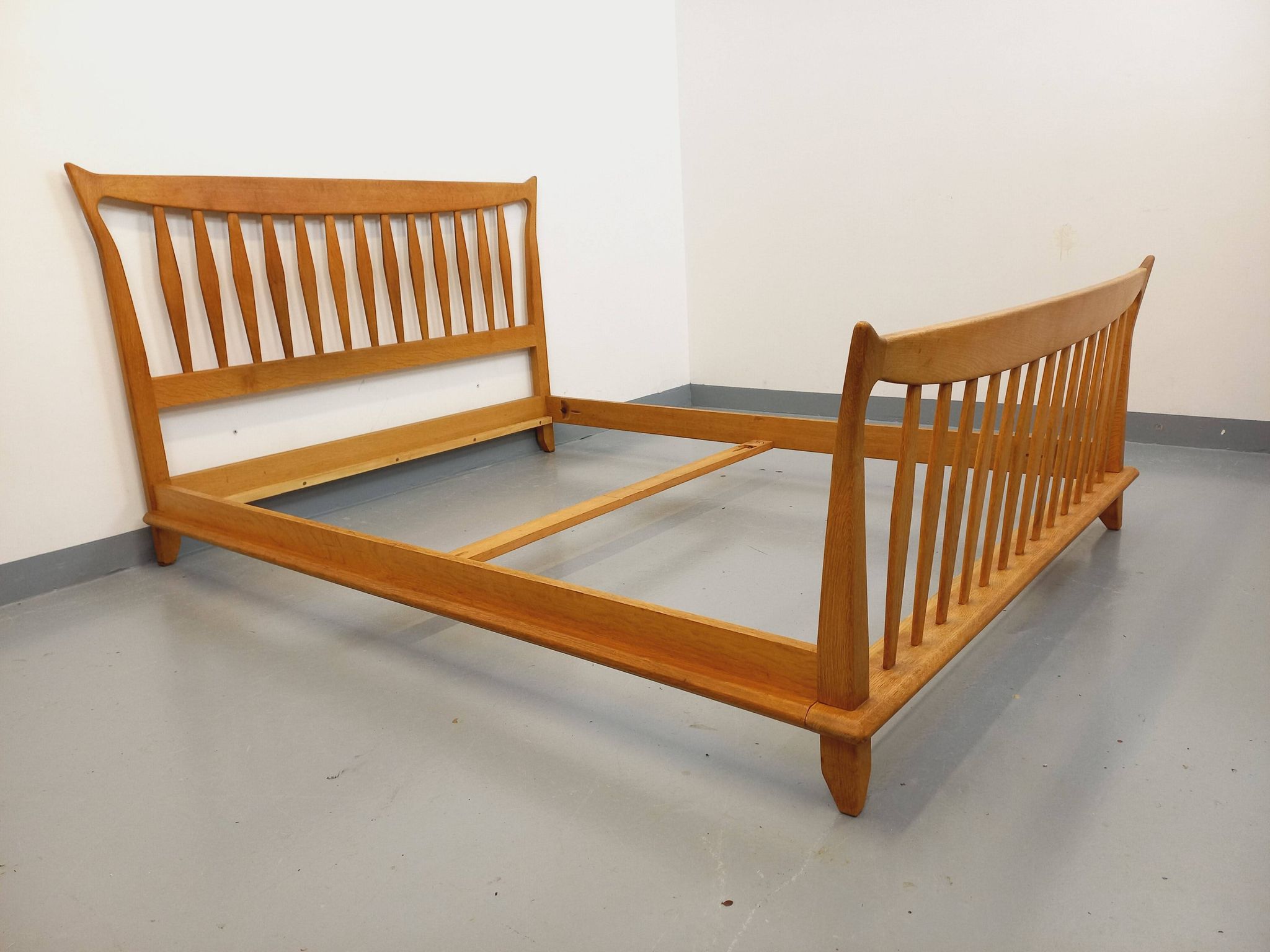 Double vintage French bed by Guillerme et Chambron in solid oak from the 1960s.