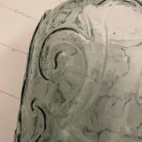 Vase en verre sculpté