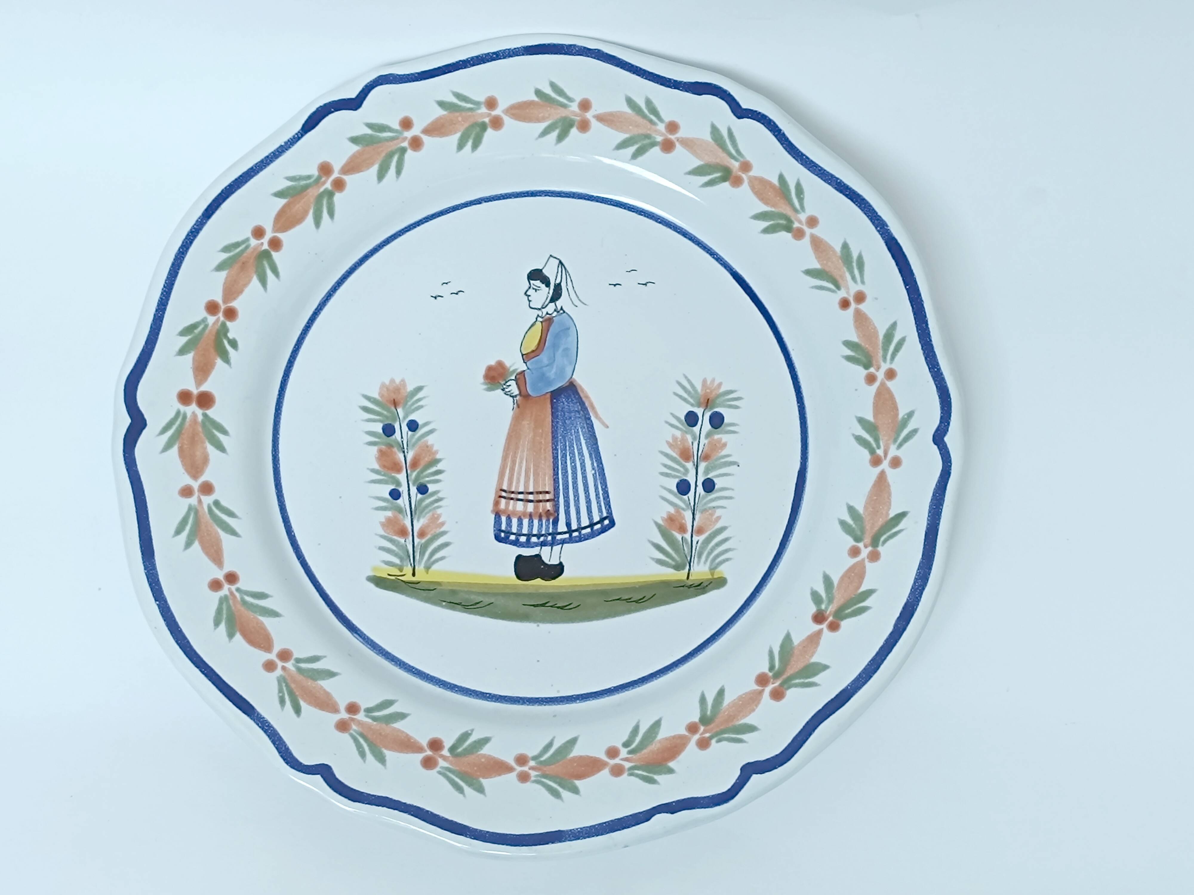 Assiette plate bretonne HB Henriot