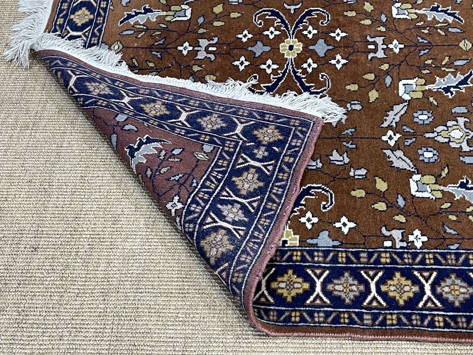 Handmade Pakistani wool rug - L=1m75 l=1m27..