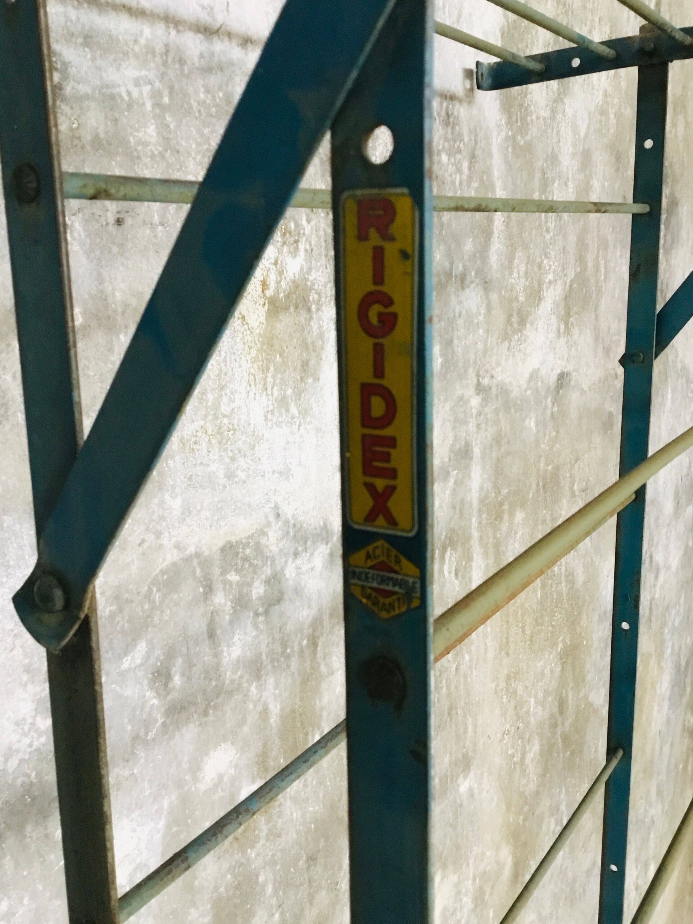 Rigid metal shoe shelf on legs - 1950