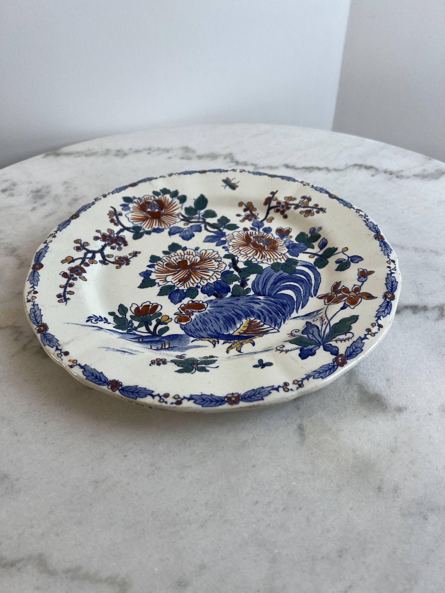 Assiette ancienne en faïence de Gien — modèle “Coq aux Pivoines”