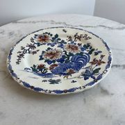 Assiette ancienne en faïence de Gien — modèle “Coq aux Pivoines”
