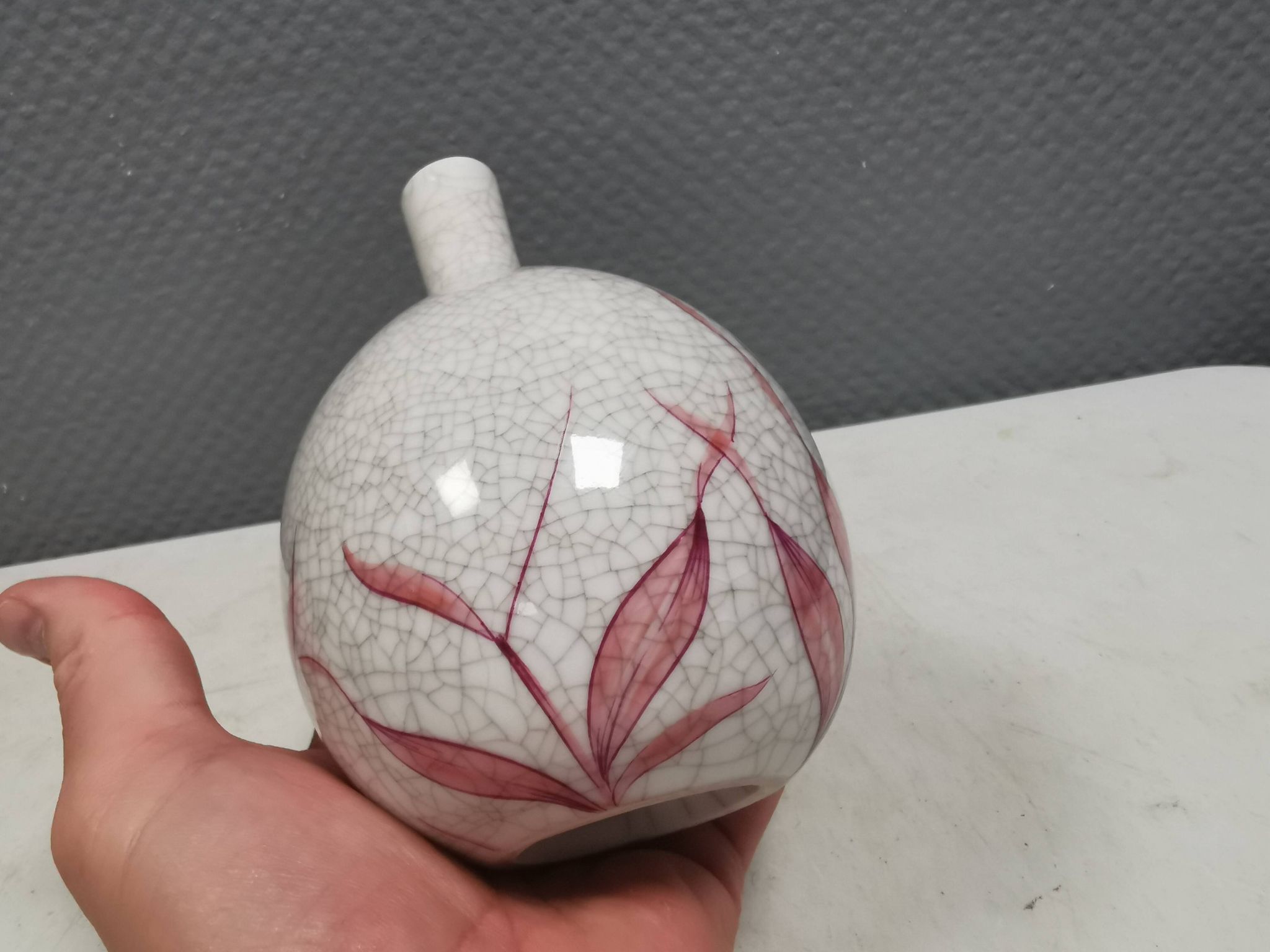 A vase in crackled porcelain with pink decoration. Germany 1930s