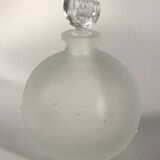 Flacon lalique dans la nuit, en verre dépoli, forme boule