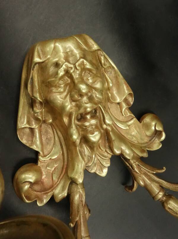 Pair of wall sconces with grotesque heads in 19th-century Renaissance style - bronze