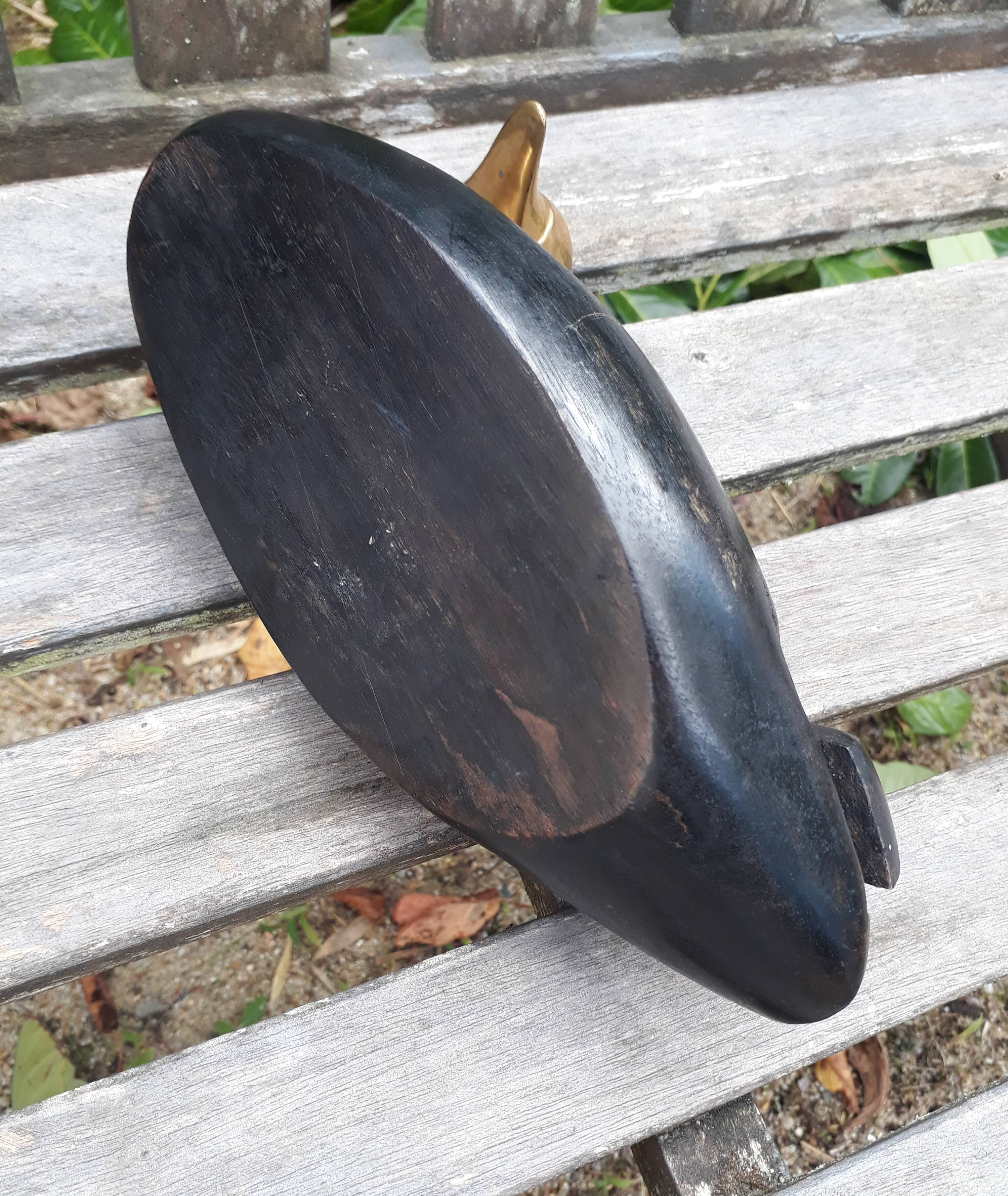 Canard en bois teinté noir, tête laiton, artisanal