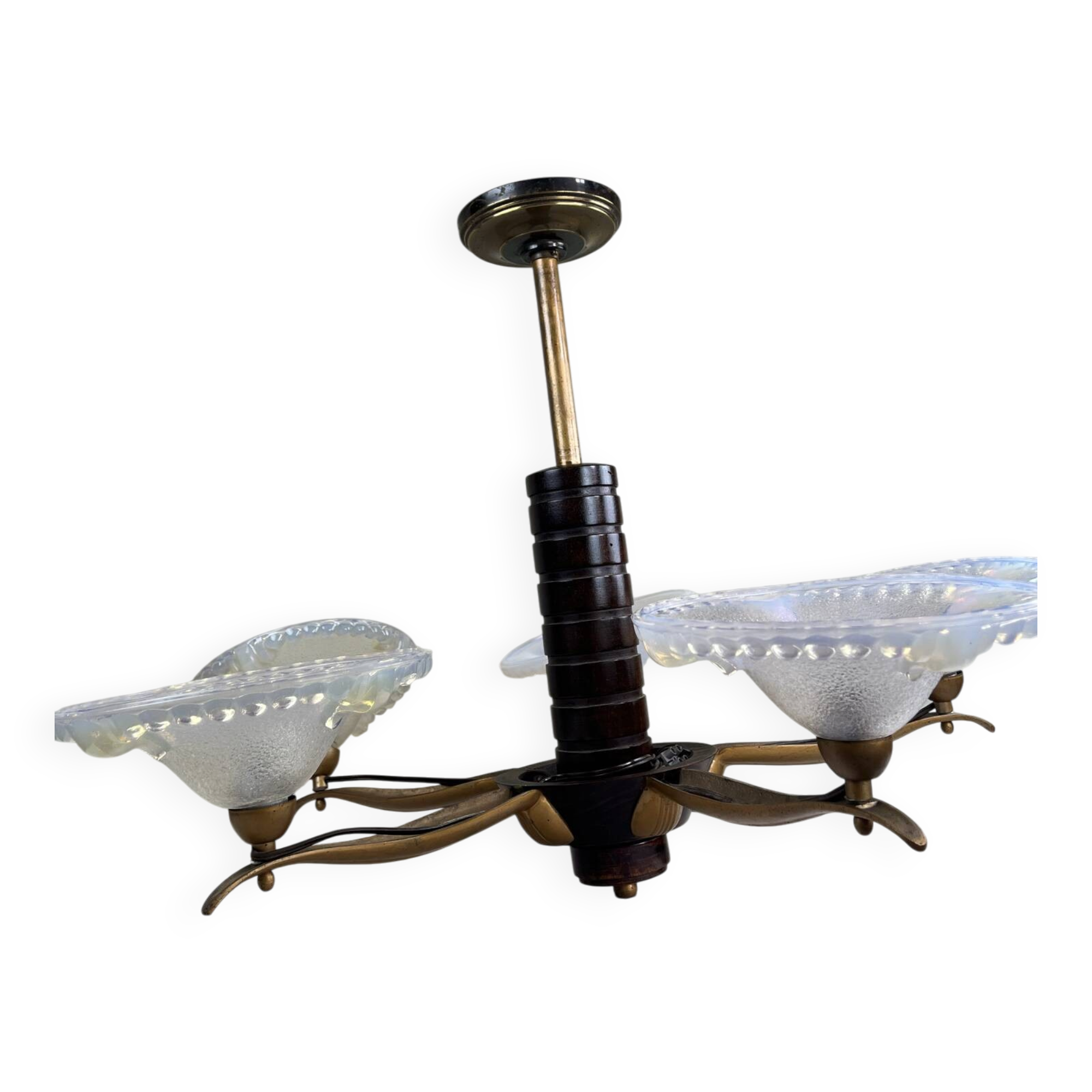 Lustre moderniste français en bois, laiton et verres opalescents