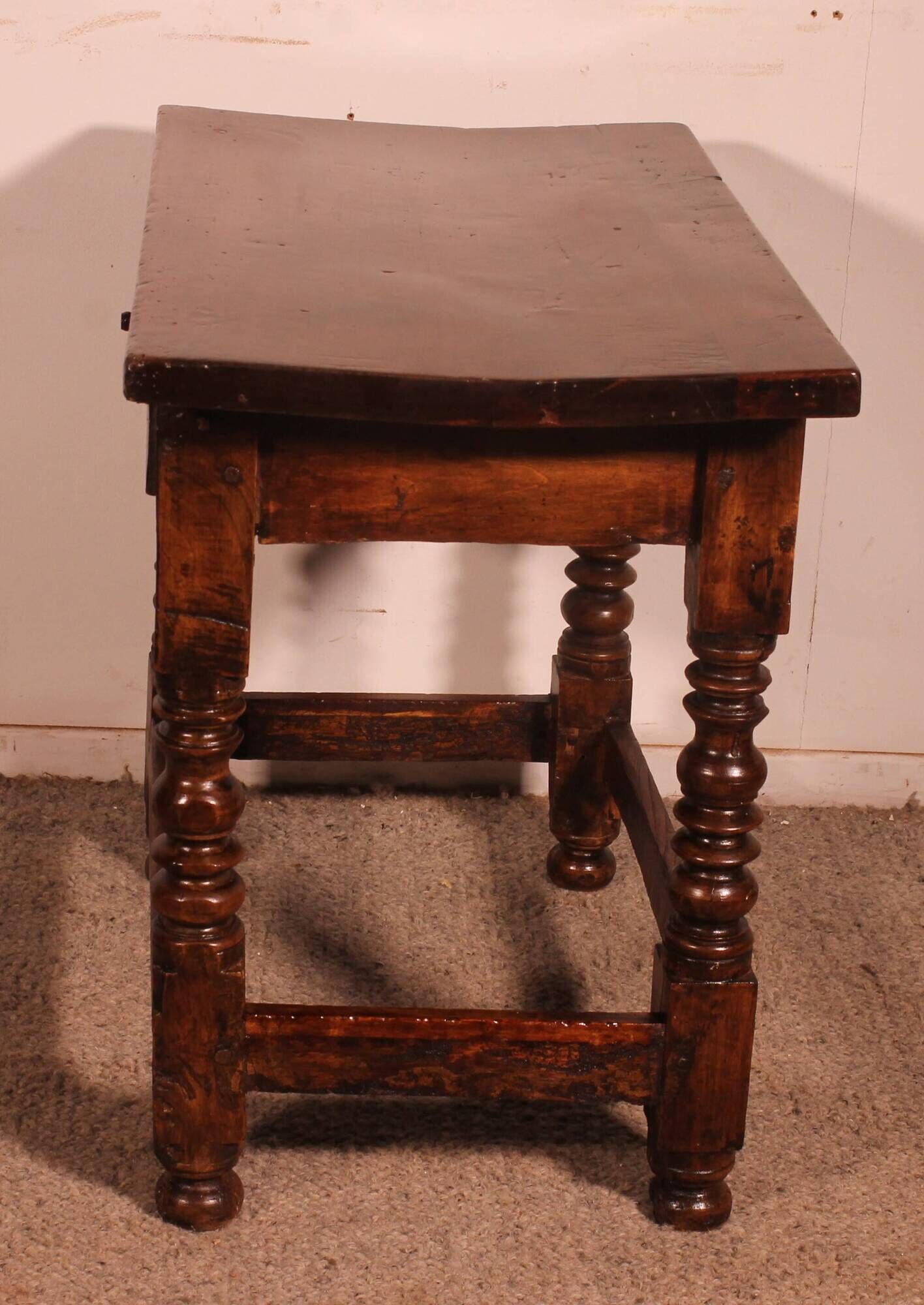 Spanish table from the 17th century in walnut.