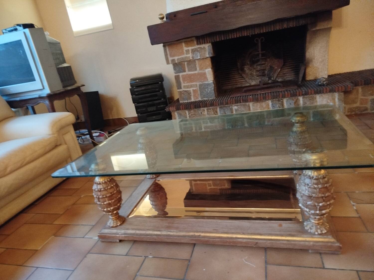 Table basse en verre biseauté , pieds ananas .