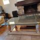 Table basse en verre biseauté , pieds ananas .