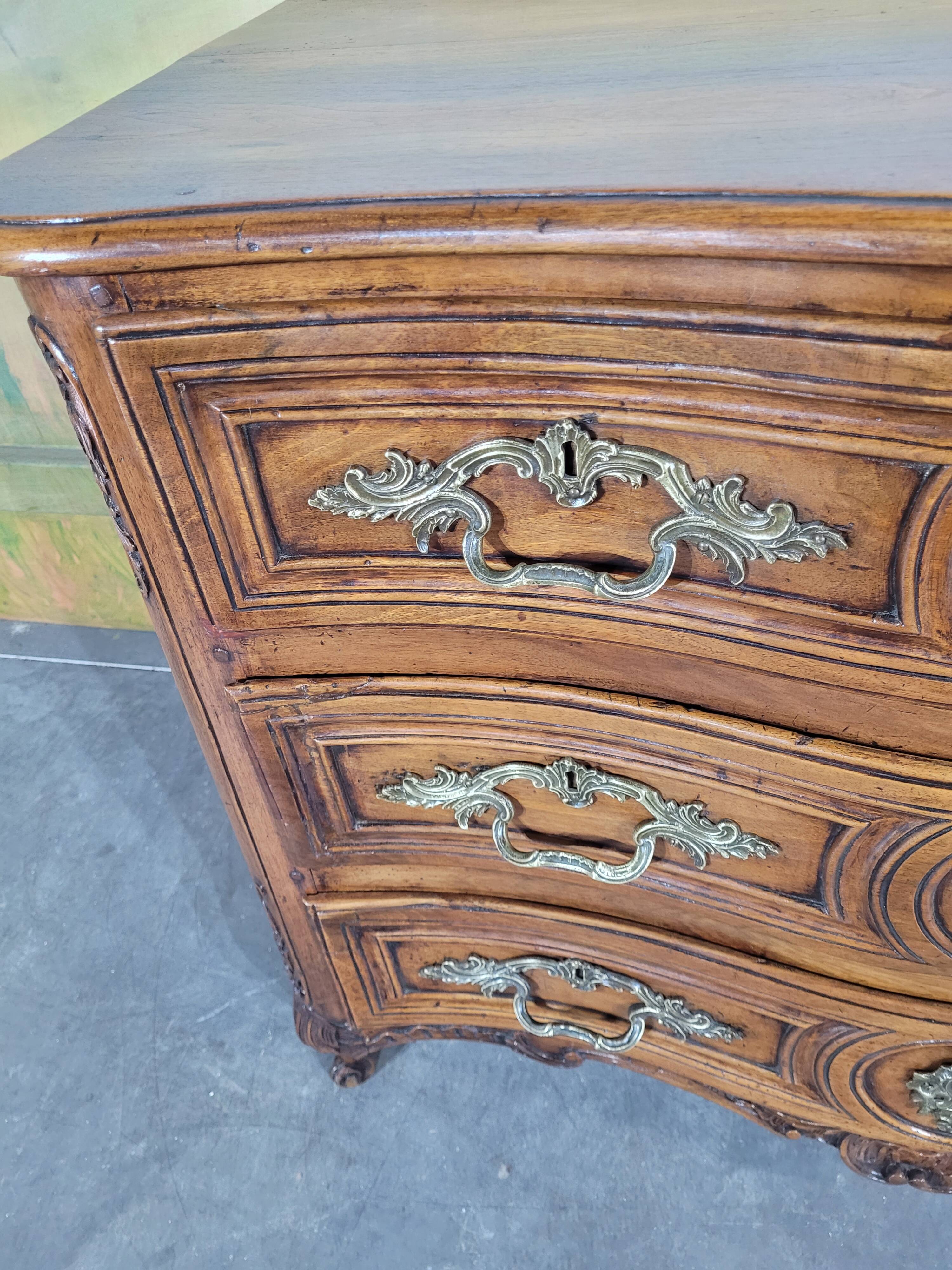 Petiote commode époque Louis XV galbée